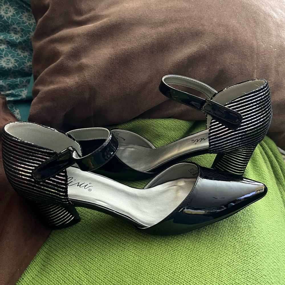 NWOT Bellini Black and Silver Heels Shoes 9.5W